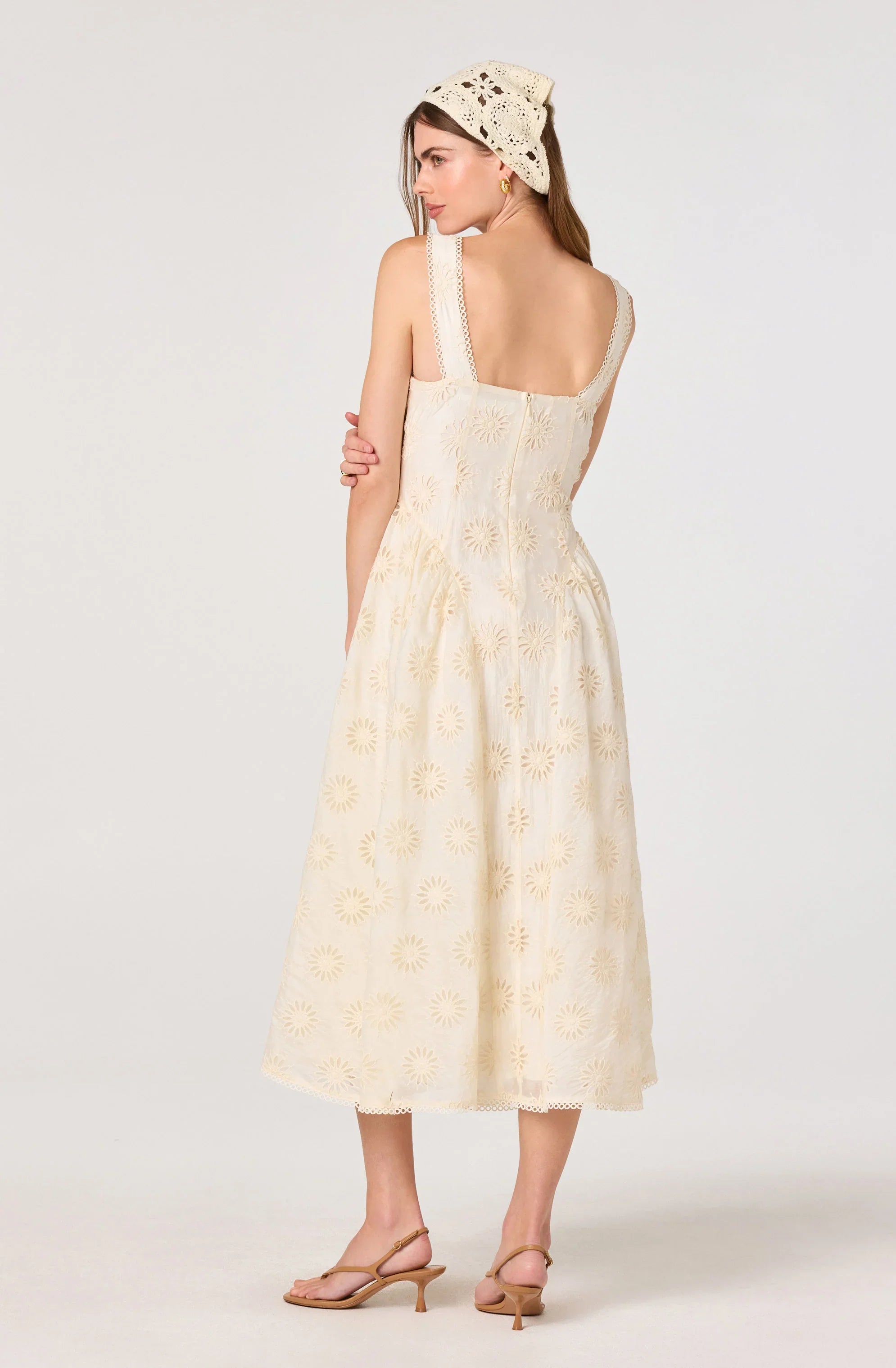 Caerwyn Eyelet Embroidery Sweetheart Midi Dress